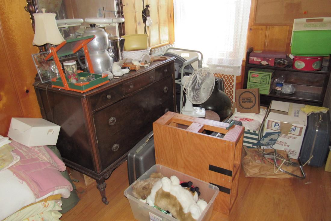 Partial Room Contents Dresser Stuffed Animals VHS Tapes (1 of 10)