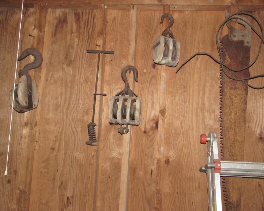 Wooden Pulleys Snatch Block & Saw (1 of 3)
