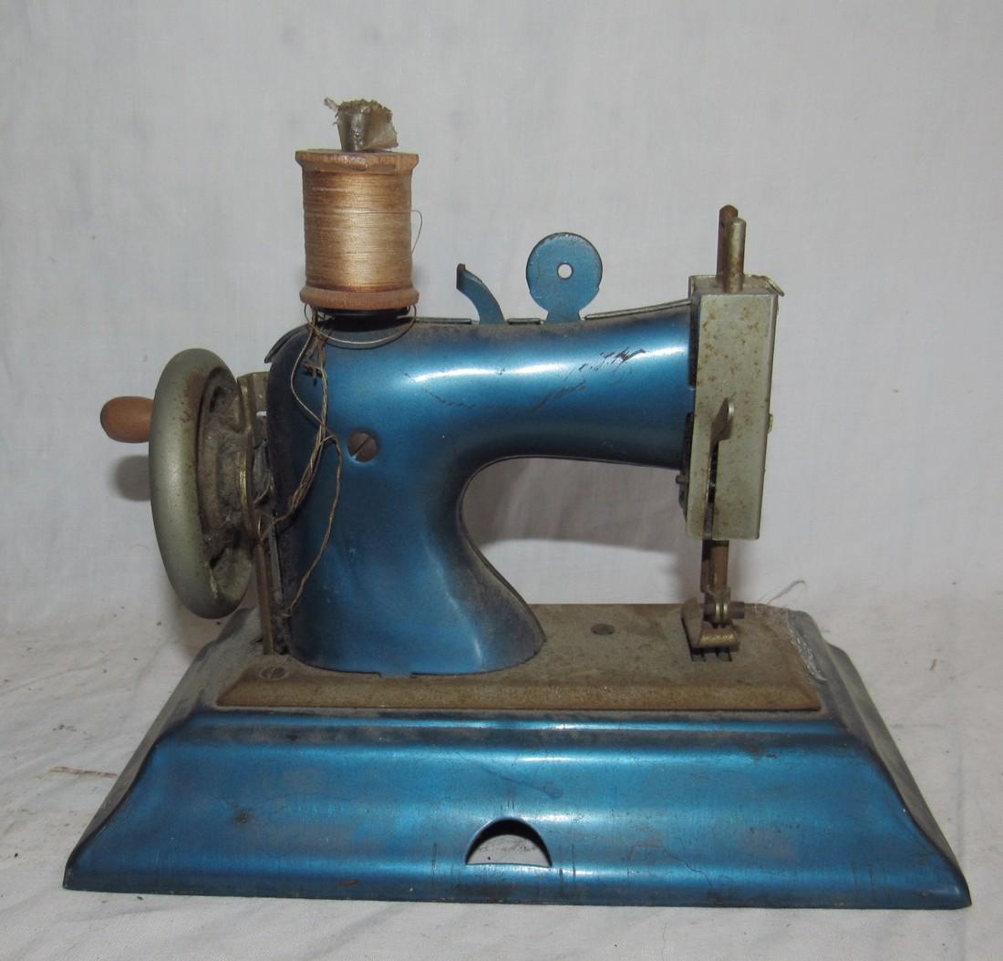 Vintage Casige Childs Sewing Machine (1 of 5)