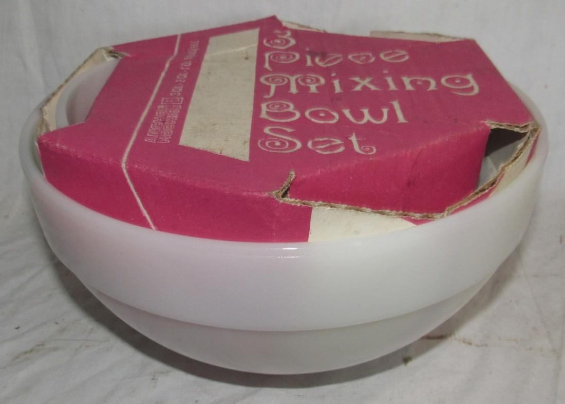 Anchor Hocking Fire King 3 Piece Mixing Bowl Set + 1 (1 of 4)