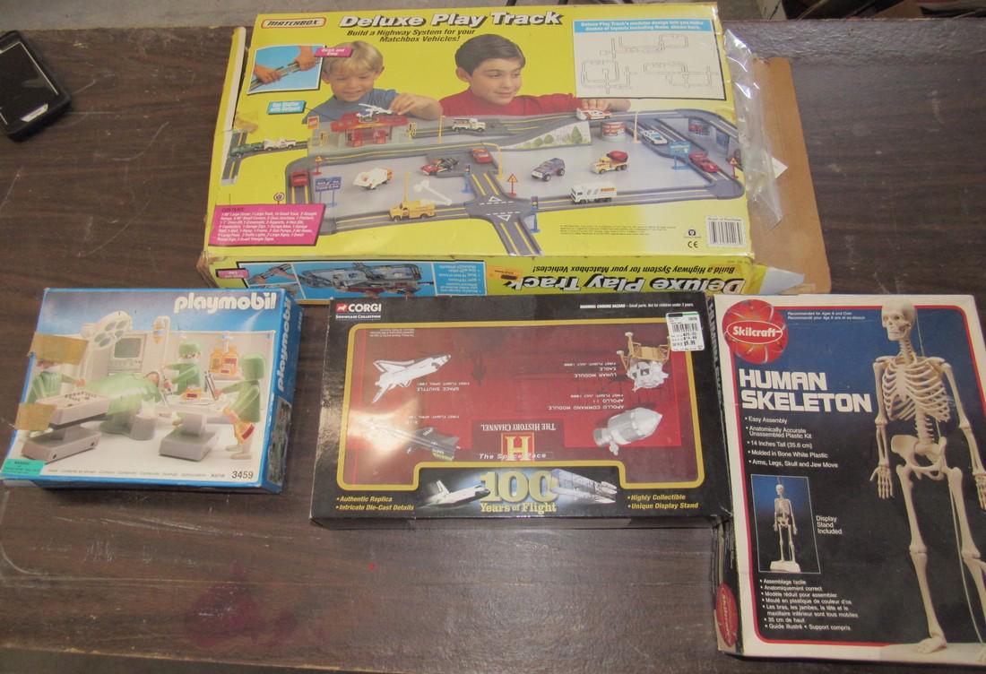 Matchbox Play Set Playmobil Corgi & Skilcraft Skeleton (1 of 5)