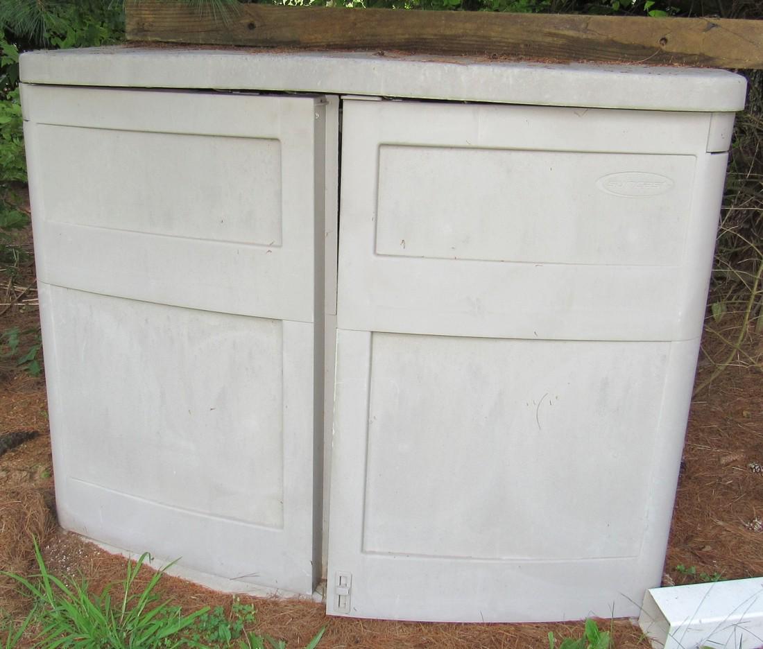 Suncast Rubbermaid Type Storage shed (1 of 3)