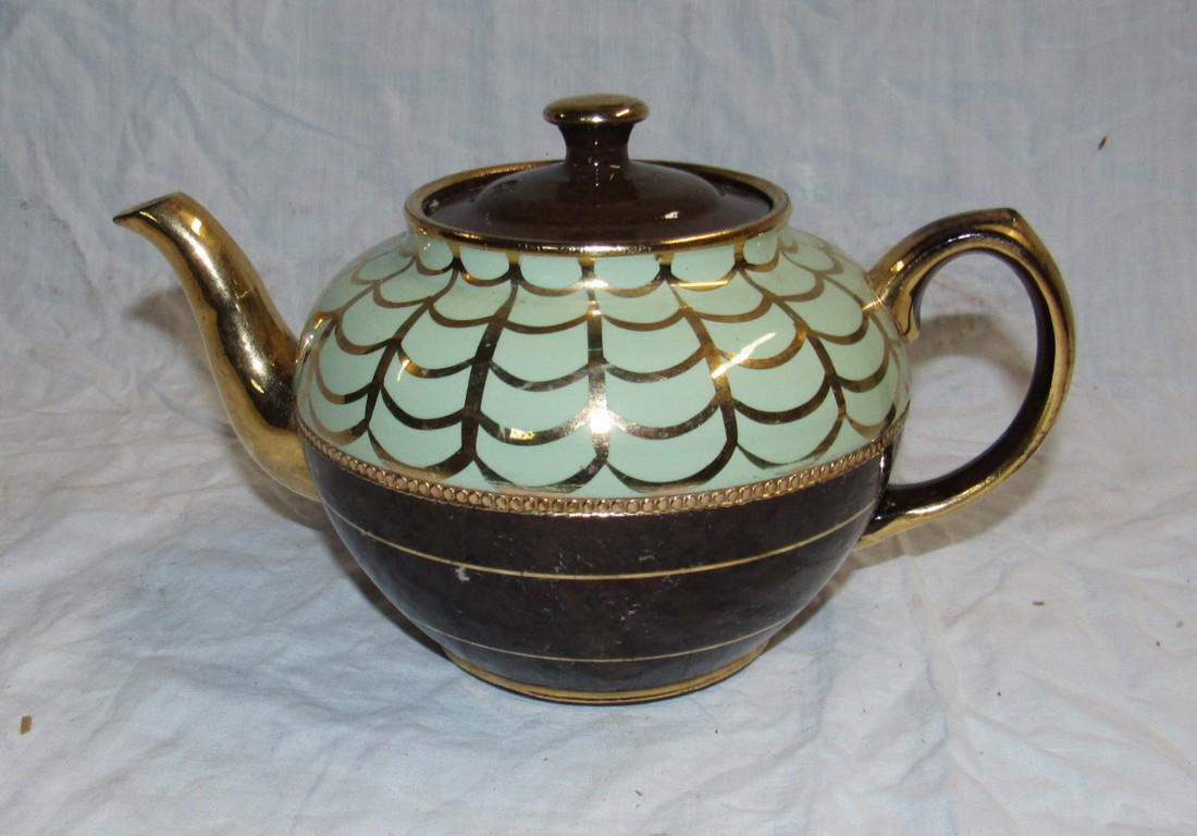 Vintage Teapot: Approx. 5 1/2" tall