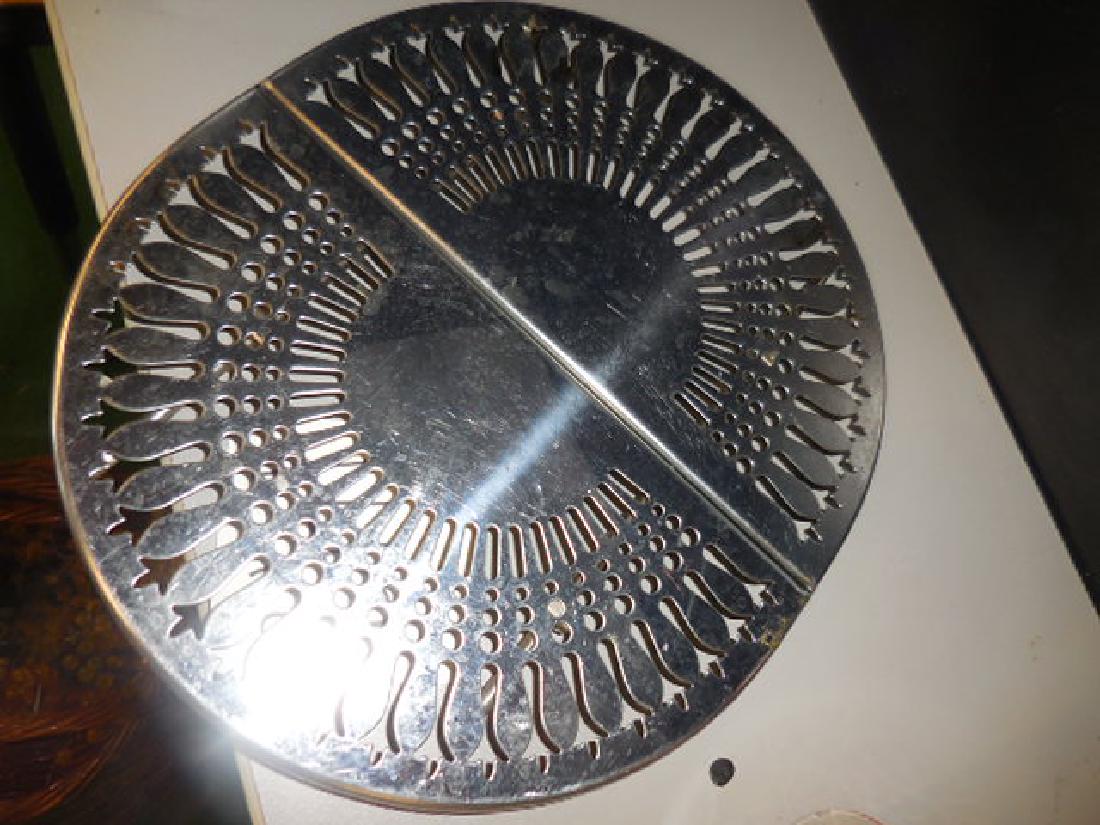 Expendable Trivet: 10" while not expanded