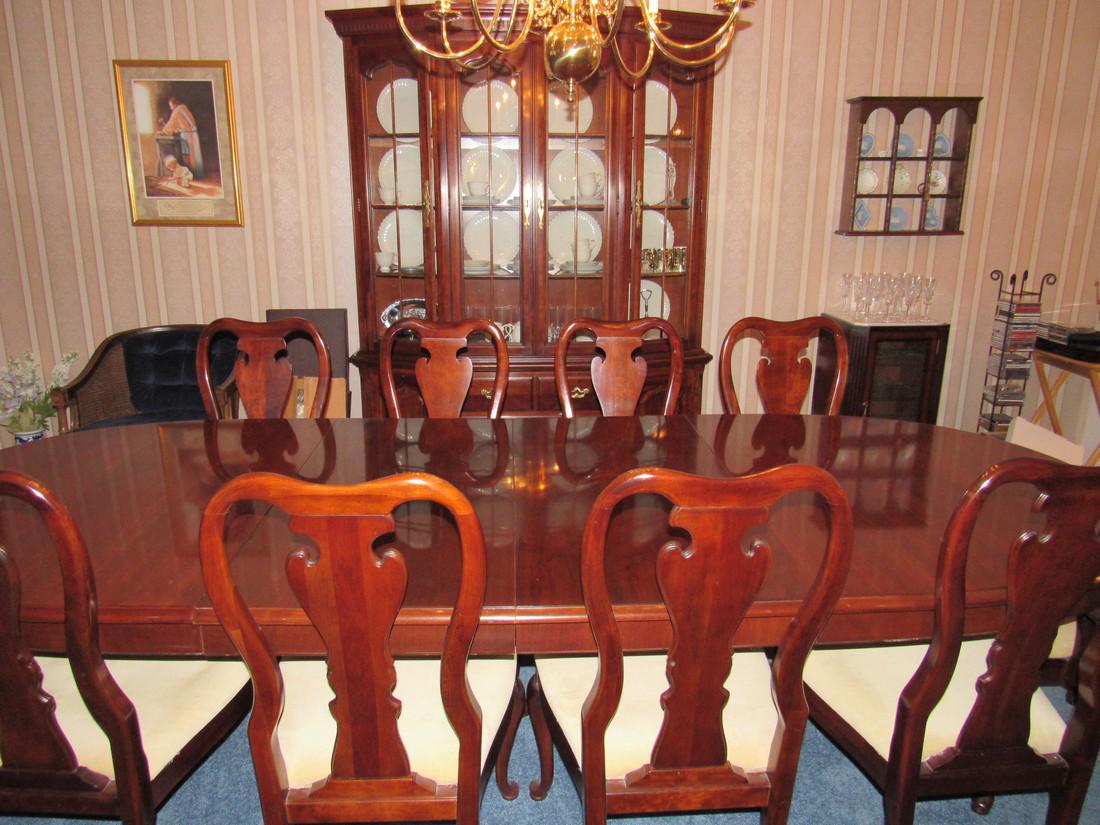 Thomasville Hutch Table & 10 Chairs (1 of 7)