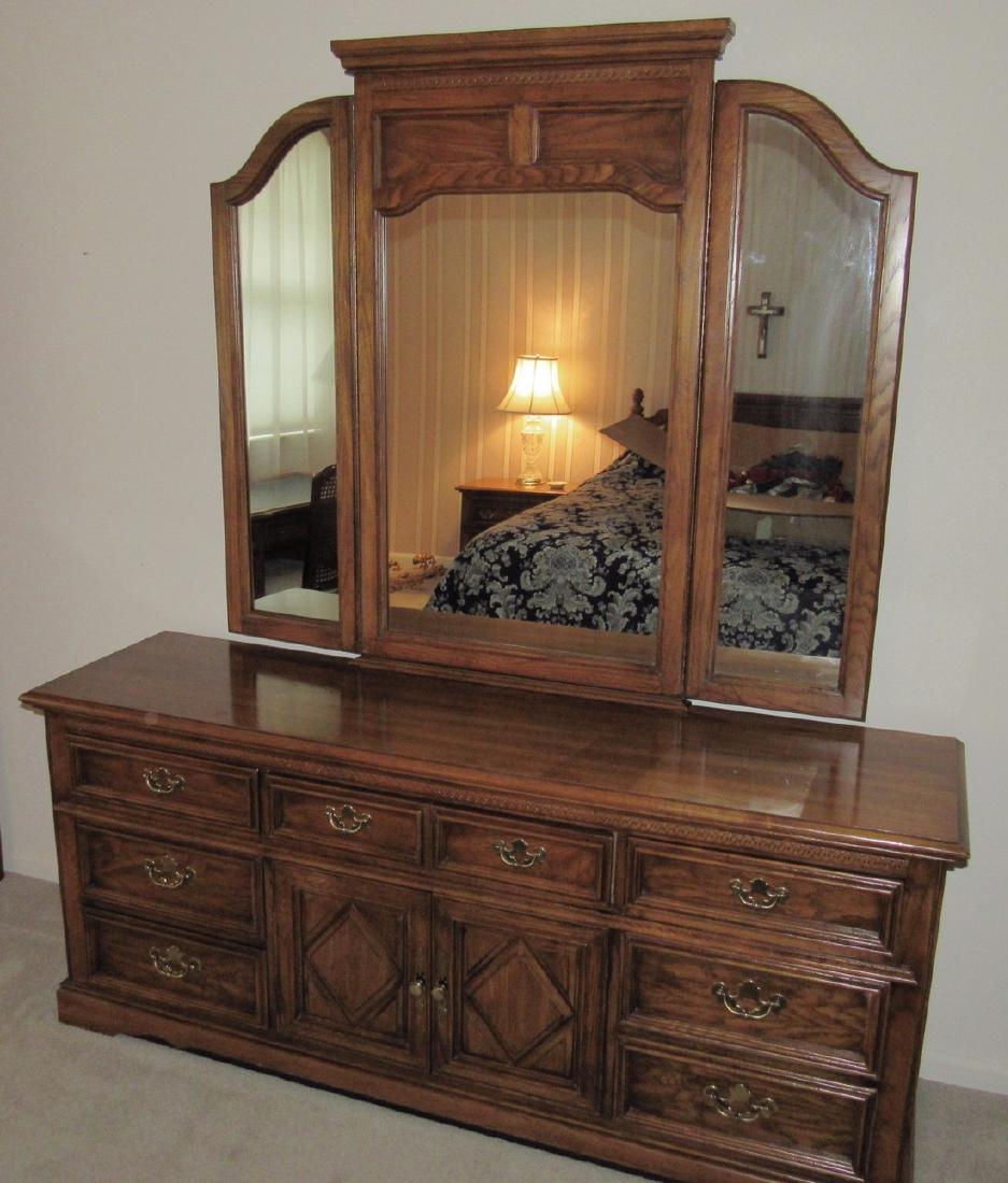 Bedroom Suit w/ Dressers Night Stands & Queen Bed (1 of 9)