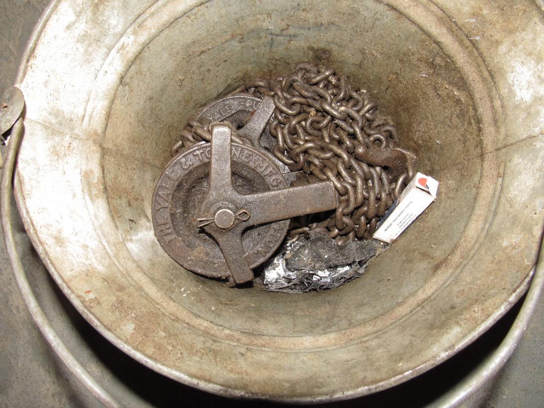 1/4 Ton Chain Hoist & Galvanized Pail (1 of 3)