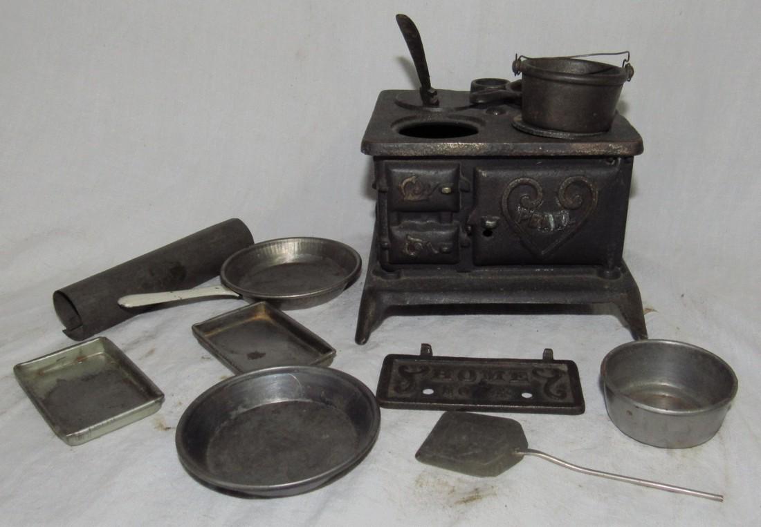 Pearl Cast Iron Childs Stove (1 of 2)