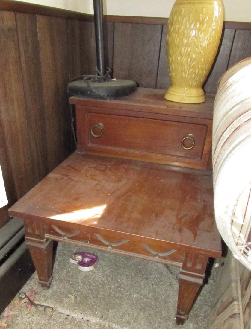 Bassett Furniture End Table with Lamps (1 of 3)