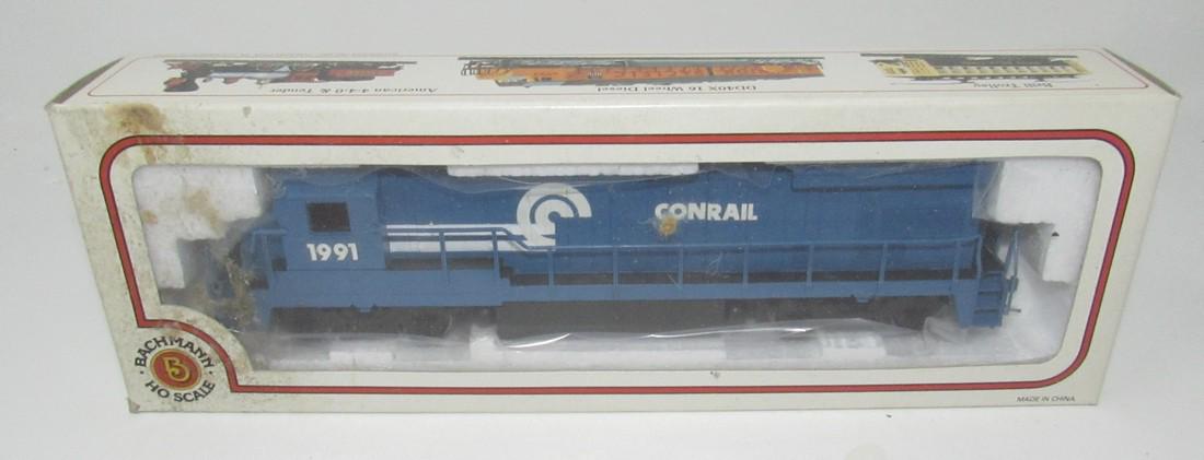 Bachmann HO Scale Conrail Locomotive Train 11107 (1 of 2)