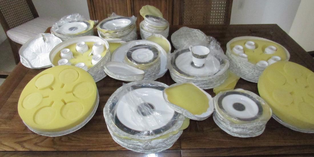 83 Piece Carlyle Royal Doulton Fine China Dinnerware (1 of 5)