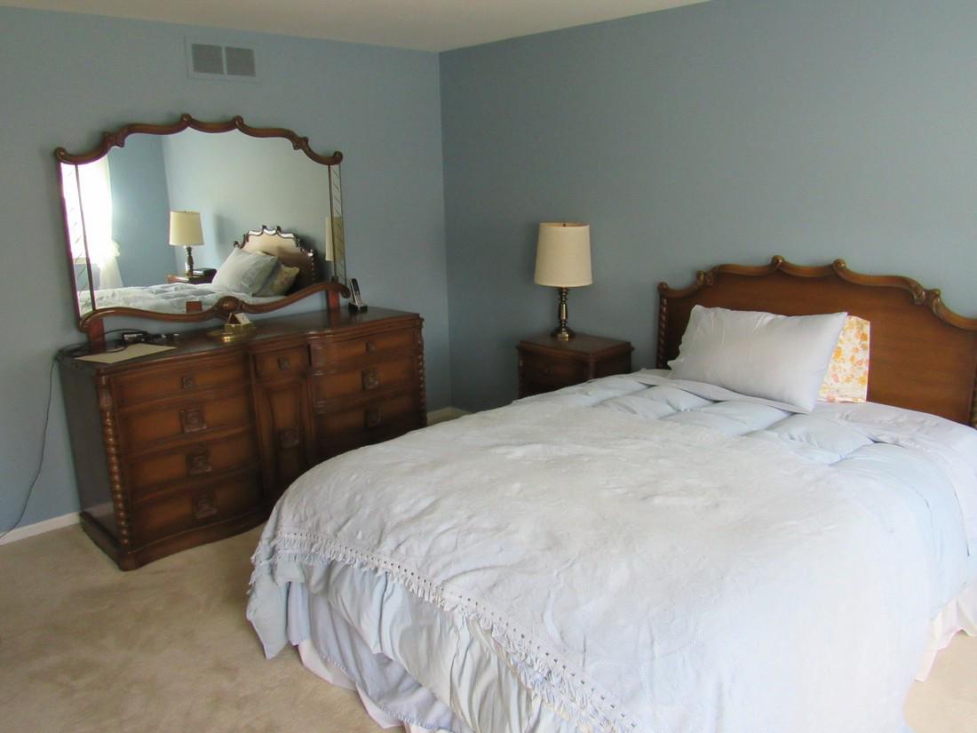 Bedroom Set with Queen Bed Dressers Night Stands (1 of 5)