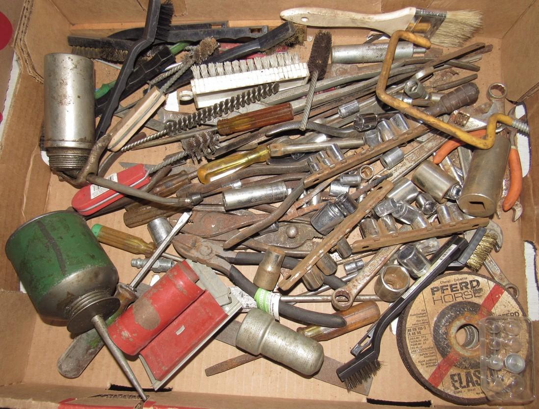 Sockets Wrenches Wire Cutters Dewalt Grinding Discs (1 of 2)