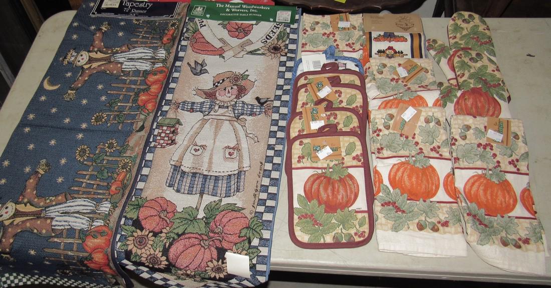Tahnksgiving Halloween Table Runners Napkins: Also included is tea towels