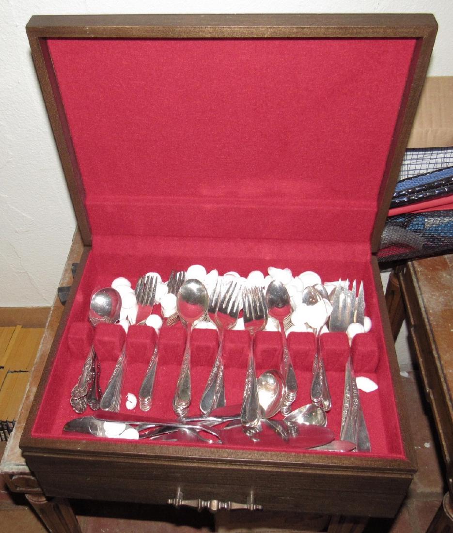 Rogers & Son Spring Flower Flatware Silverplate Set (1 of 2)