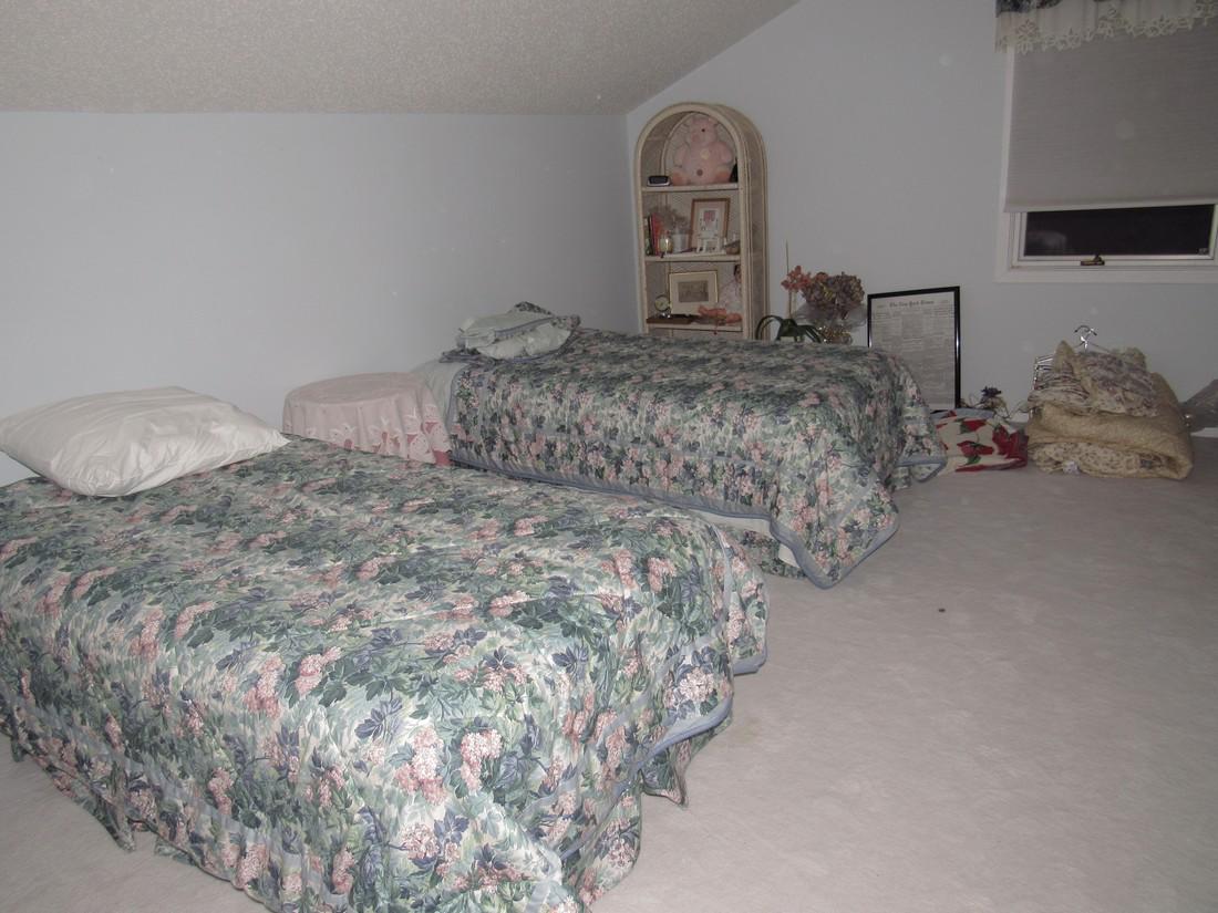 Partial Room Contents Wicker Shelf Beds & Misc (1 of 5)