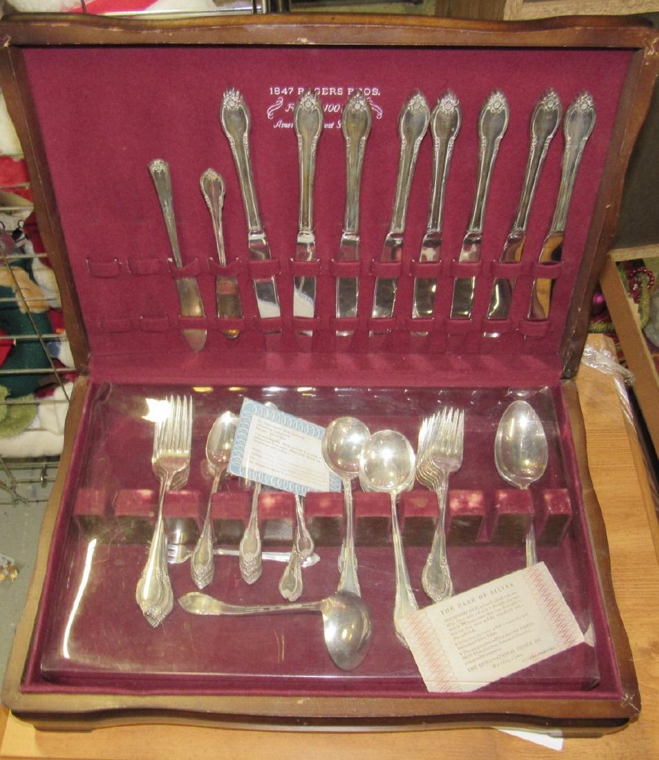 1847 Rodgers Bros Remembrance Silver Plate Flatware Set (1 of 4)