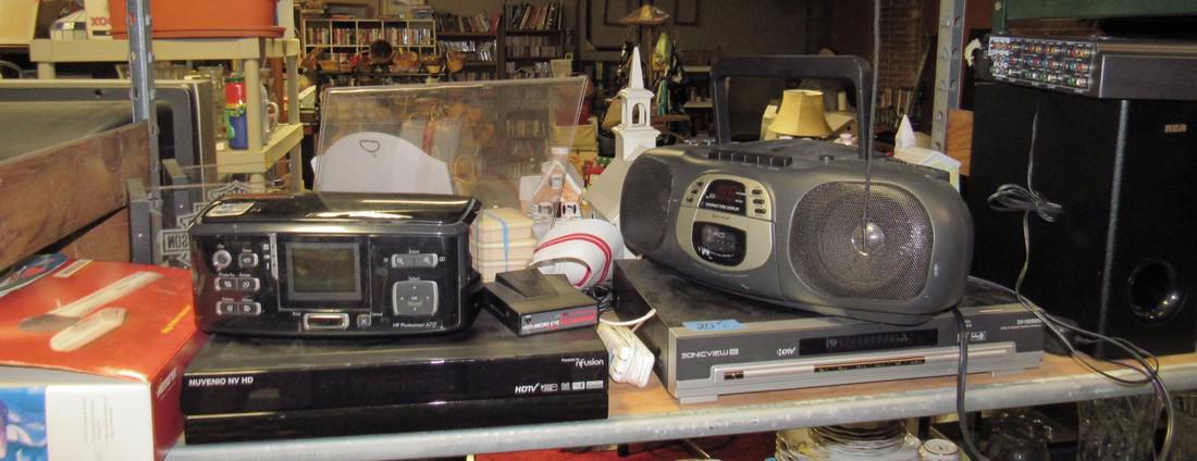 Misc. Electronics Radios Christmas Houses (1 of 3)