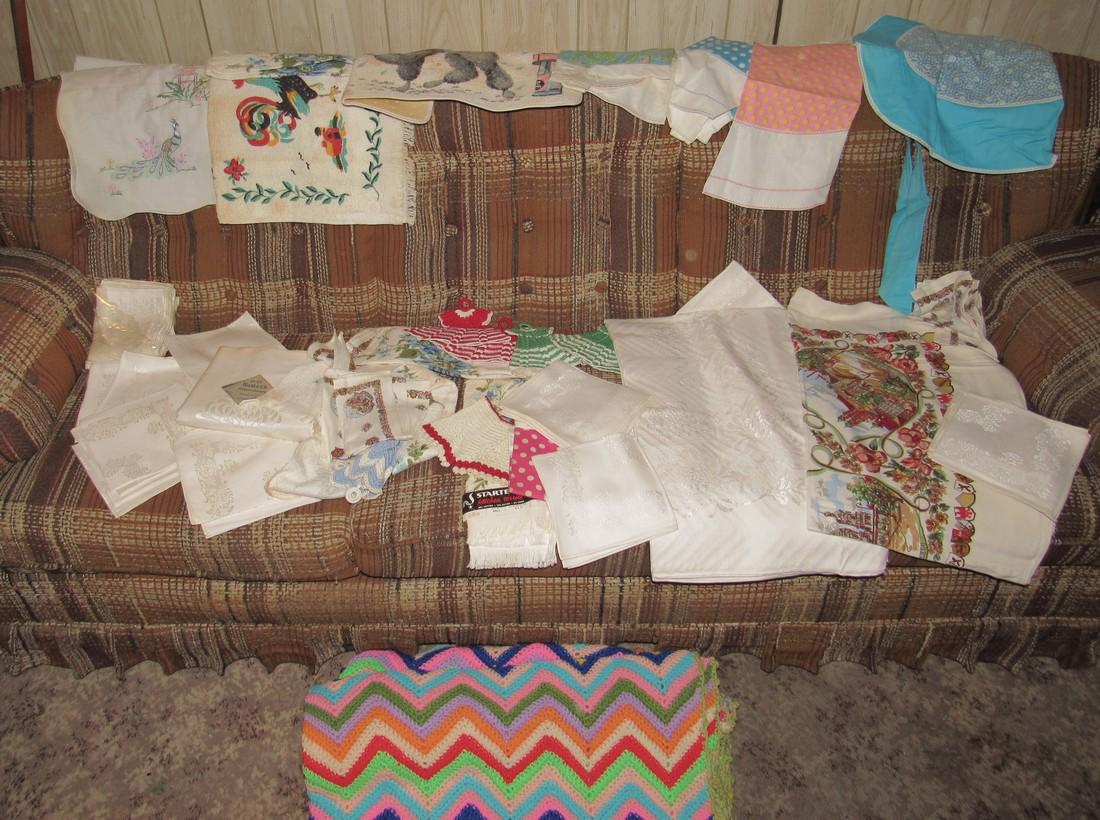 Damask Table Clothes Napkins Afgan Aprons (1 of 5)