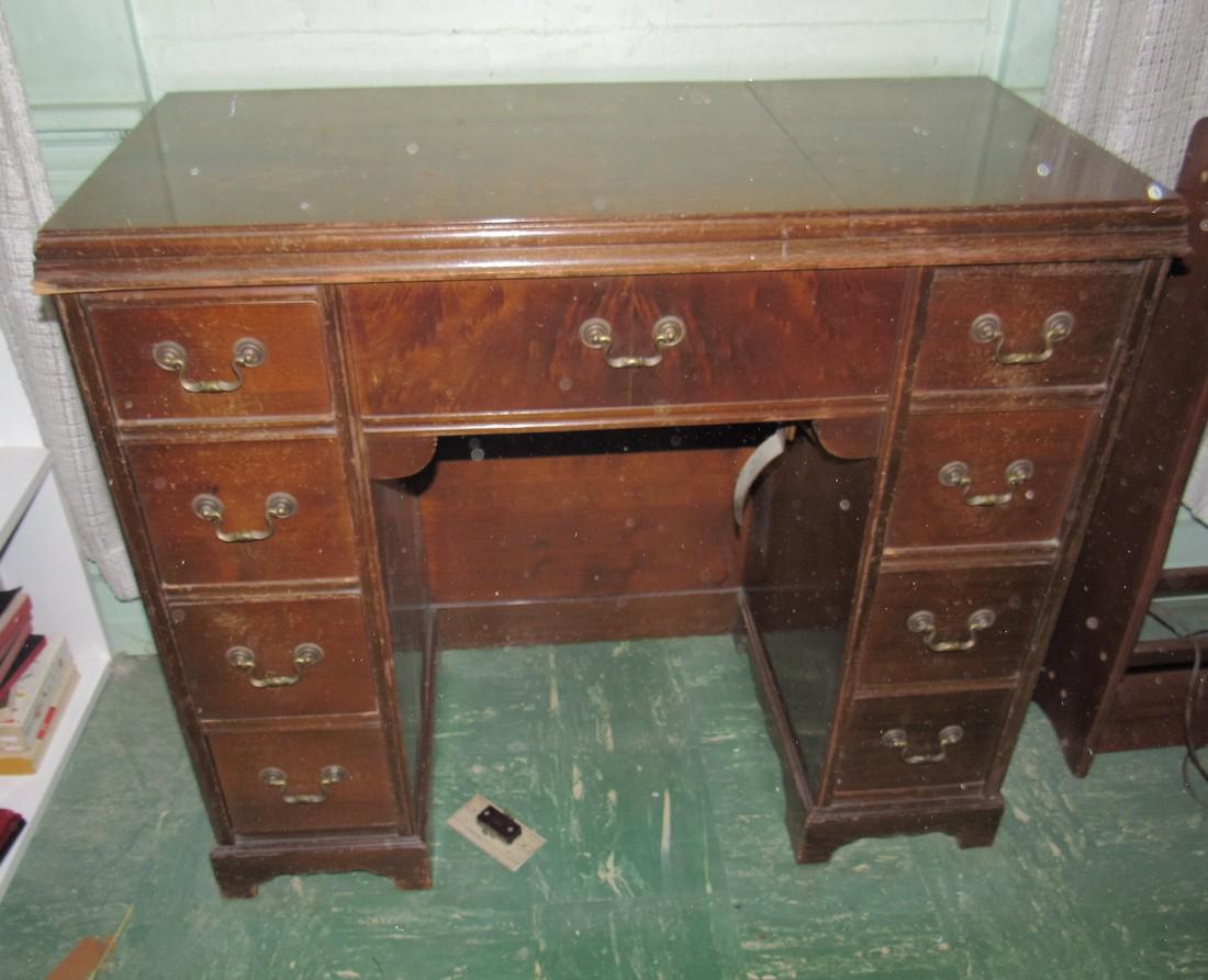 Singer Sewing Machine: Cabinet has some damage / wear. Sold in untested condition
