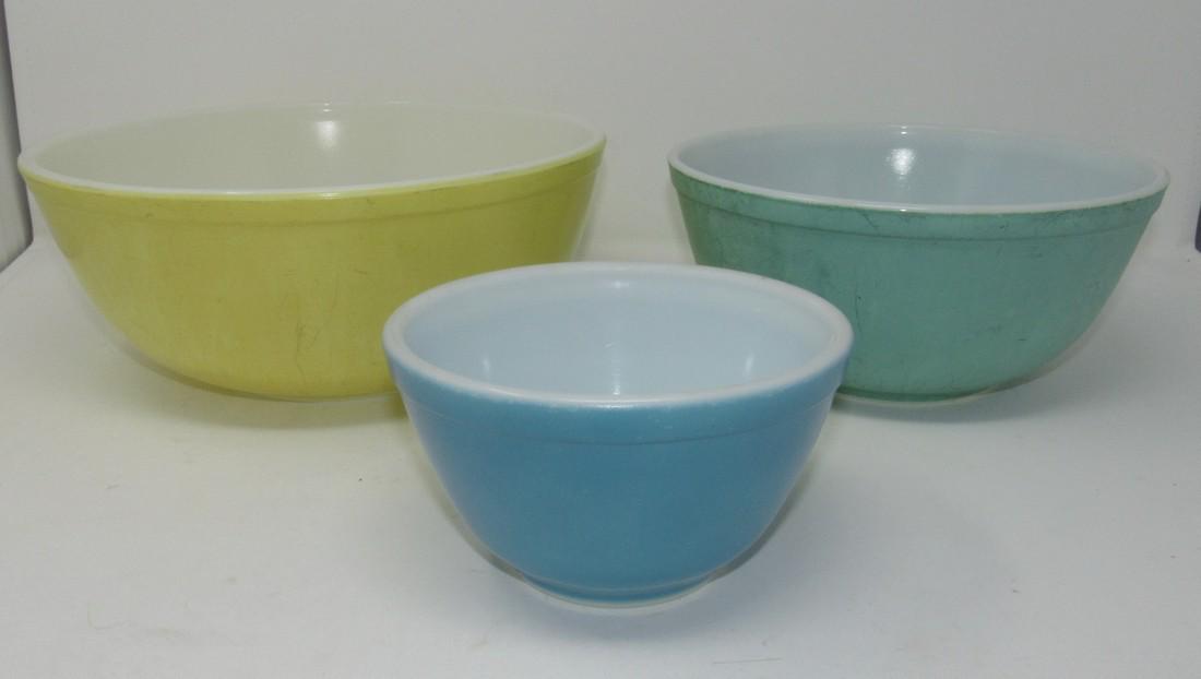 Set of 3 Pyrex Mixing Bowls (1 of 1)