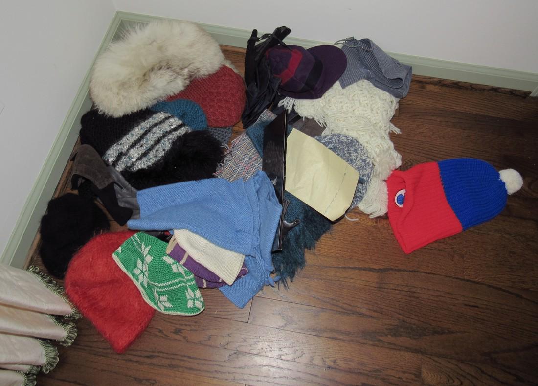 Vintage Hats Scarves Gloves Retro Giants Football (1 of 2)