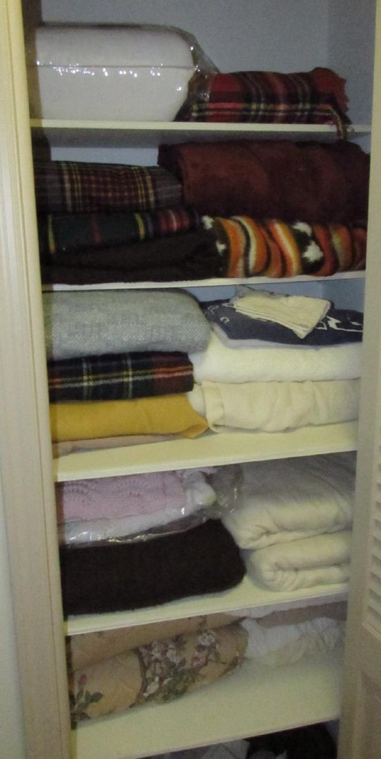 Blankets Comforters & Closet Contents (1 of 7)