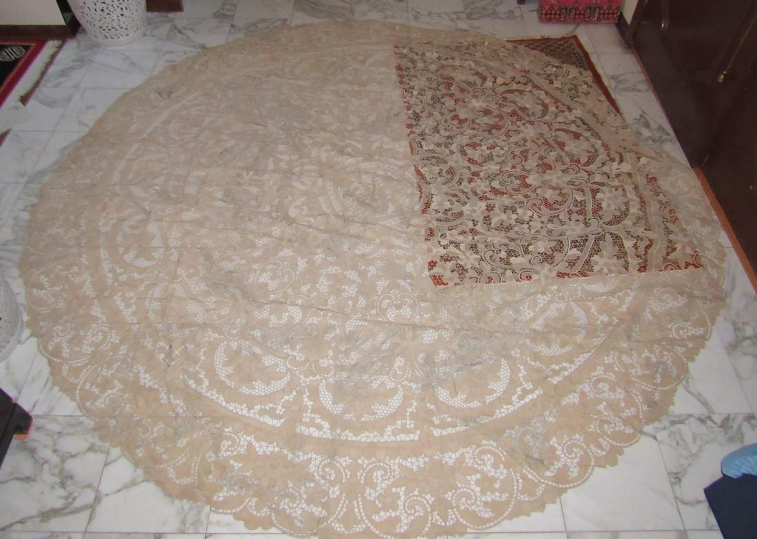 96" Round Lace Tablecloth & Napkins: Table cloth and napkins