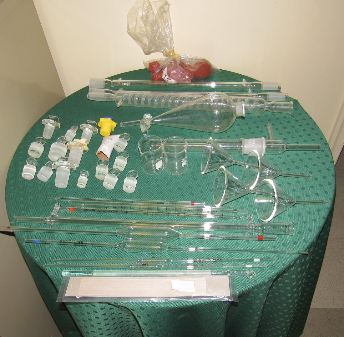 Pyrex Lab Funnels Stoppers Tubes: Getting all items pictured on top of table