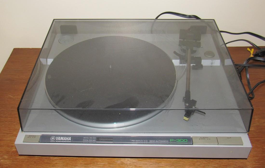 Vintage Yamaha P-300 Turntable Record Player: Sold in untested condition
