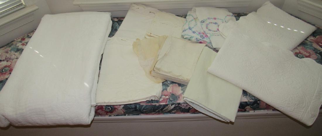 Tablecloths Bedspreads Linens Lot: Getting all pictured. A couple have stains