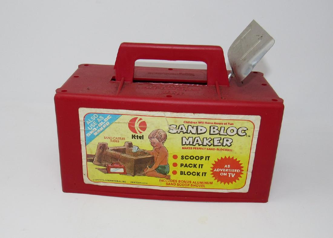 1975 K-Tel Sno Block Maker: Apprx 4 1/2" x 9 1/2" x 5" tall.