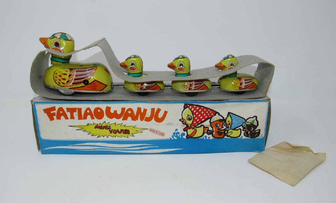 Muziyouya Fatiaowanju Wind Up Ducks Toy: Approx 11 1/2" long. Comes with key. We did not try it to see if it works. Did not want to take out of Cardboard. Box is starting to separate at seam. Sold in untested condition