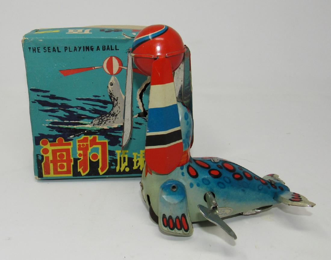 Seal Playing Ball Wind Up Toy: Approx 6" tall. Works ! Box has damage