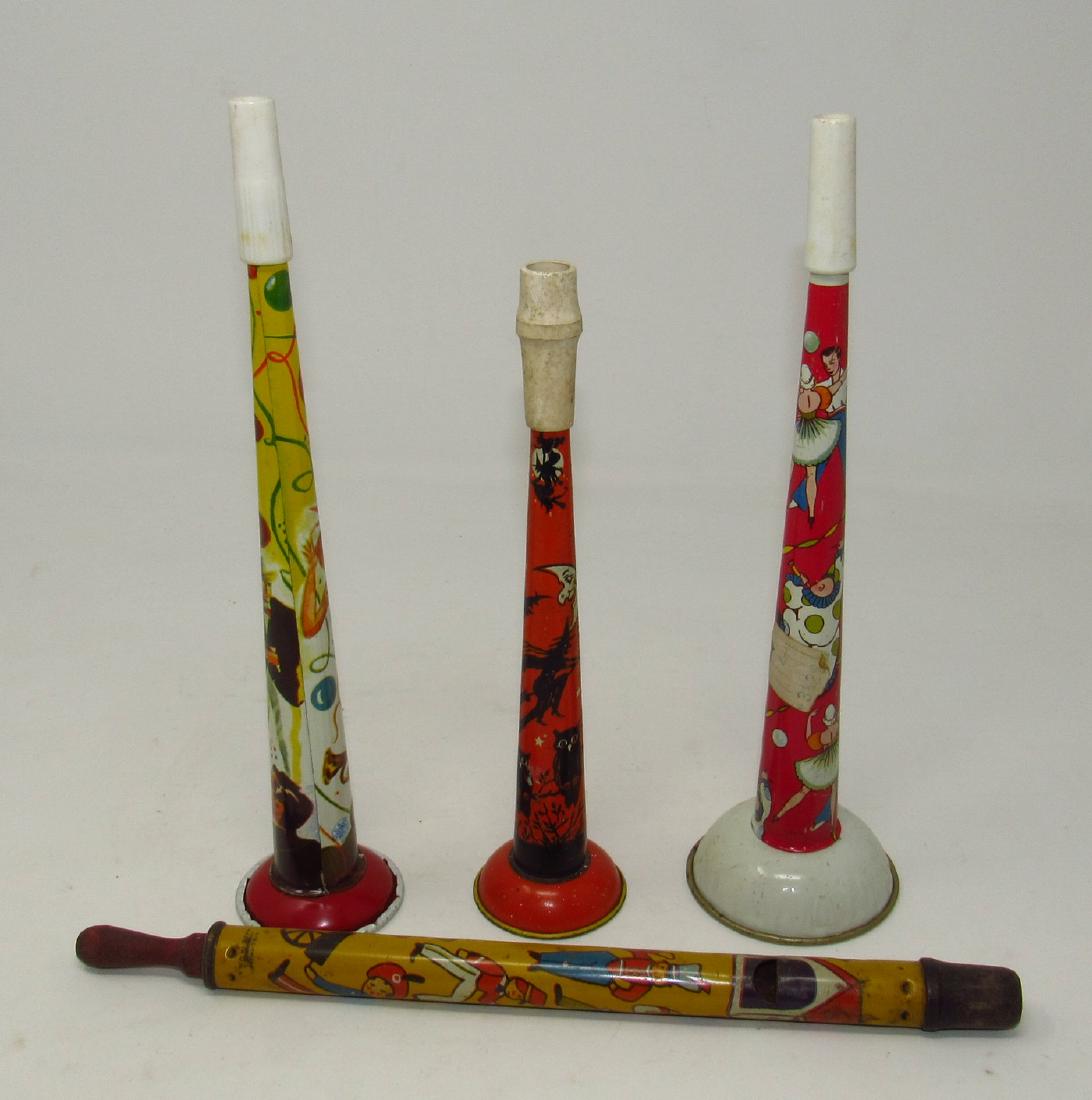 4 Antique / Vintage Kazoo's Halloween Toy Soldiers: Tallest is approx 9". Kirchhop , US Metal, Made in USA. Noi dents or dings. Have some scratches.