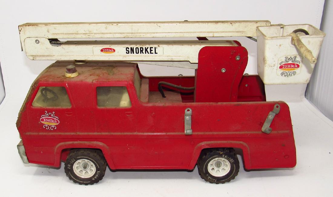 Tonka Snorkel Fire Truck: Approx 16 1/2" long. Needs a light cleaning. Missing ladders