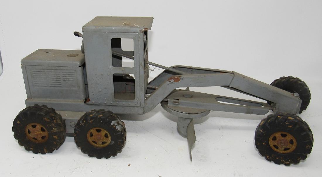 Tonka Road Grader: Approx 16 3/4" long. Missing exhaust stack