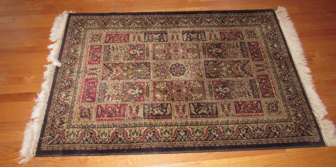 Oriental Style Area Rug: Approx 39" x 65" . Nice condition