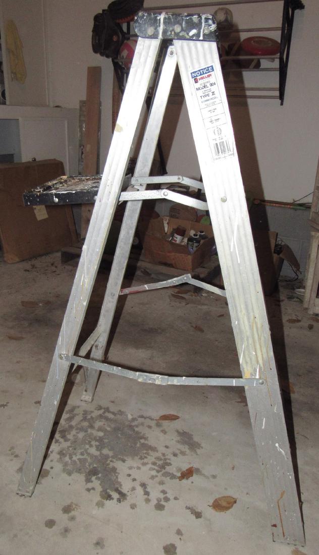 Keller Model 924 4' Step Ladder Type II: Has a lot of paint on it