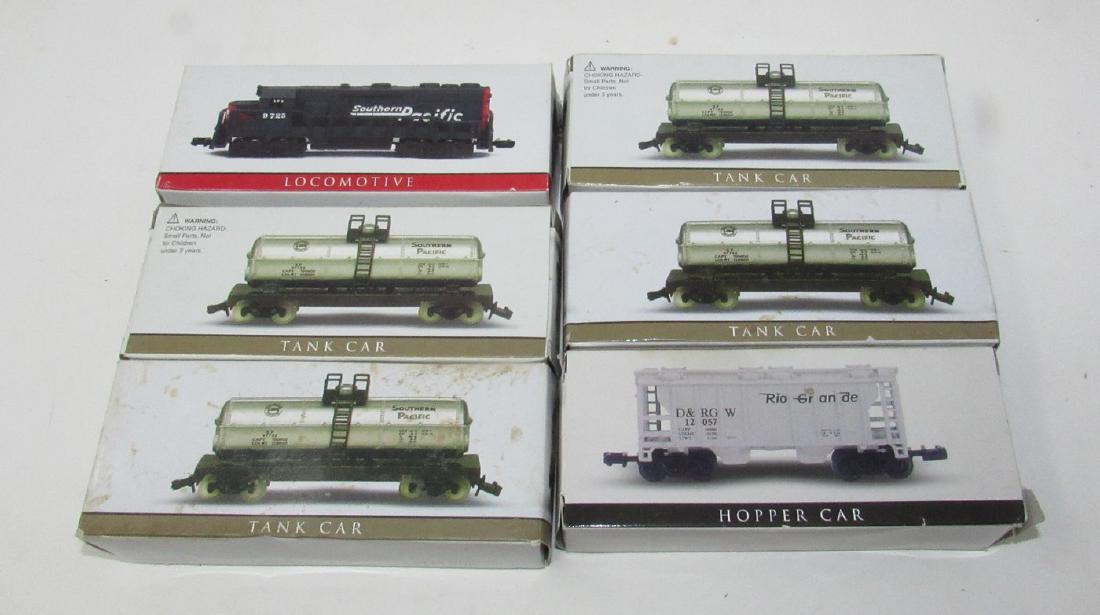 Southern Pacific 9725 Engine Tank Hopper Train Cars N: Some boxes are slightly dirty.