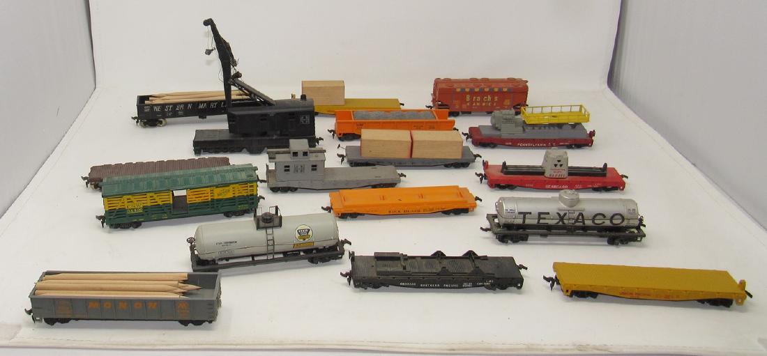 HO Scale Lionel Tempo Varney and Misc Train Cars: Getting all pictured.