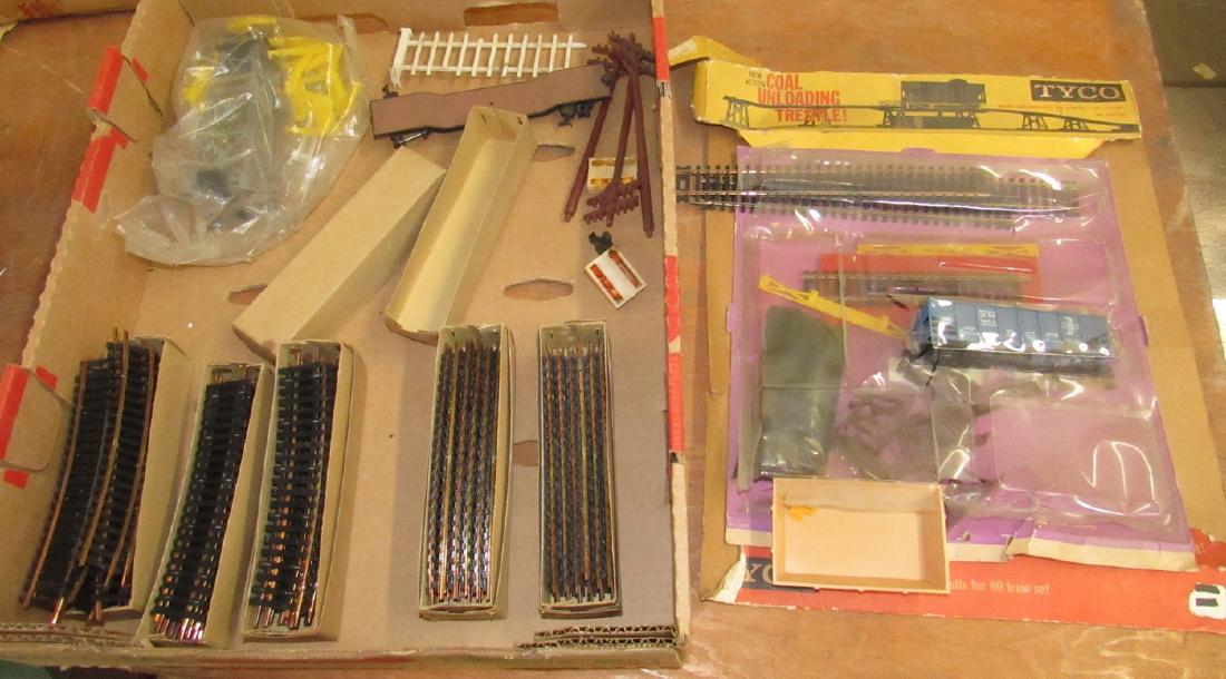 Tyco HO Scale Unloading Trestle Track Flat Car and Misc: Getting all pictured. Do not guarantee all parts are in trestle