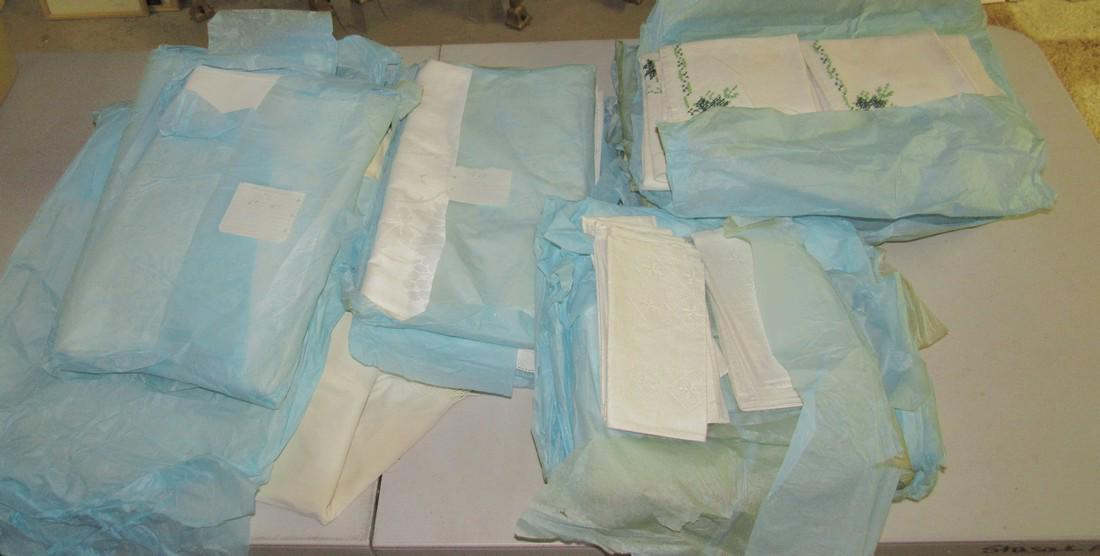 Large Lot of Tableclothes and Napkins: Getting all pictured