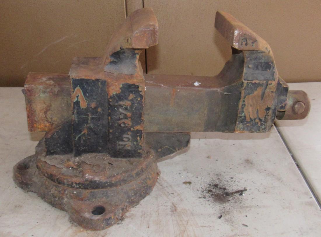 Chas Parker 974 Swivel Vise with 4 Inch Jaws: Works and needs to be cleaned