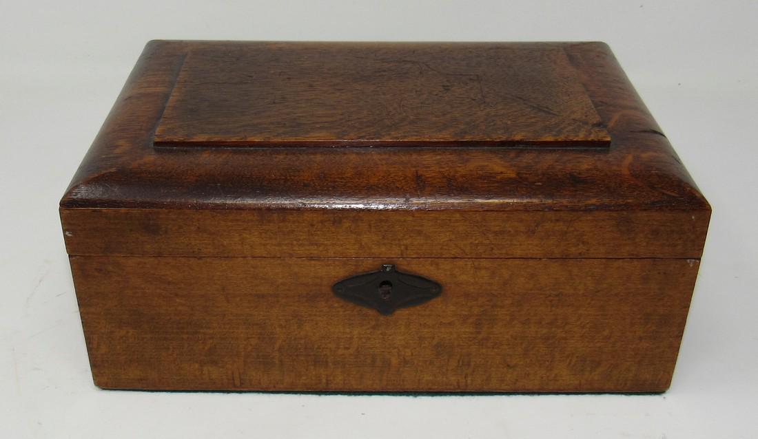 Oak Jewelry Trinket Box: Approx 6 1/2" x 9 1/2" x 4" tall. Nice condition.
