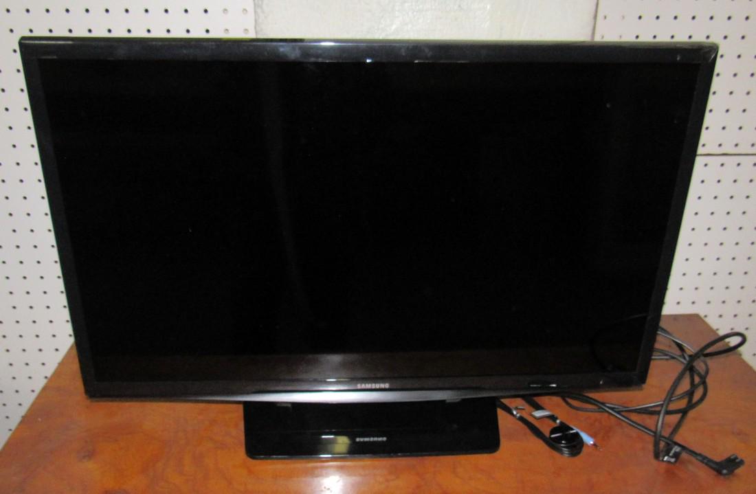 Samsung 27 Inch Flat Screen TV: 27" TV