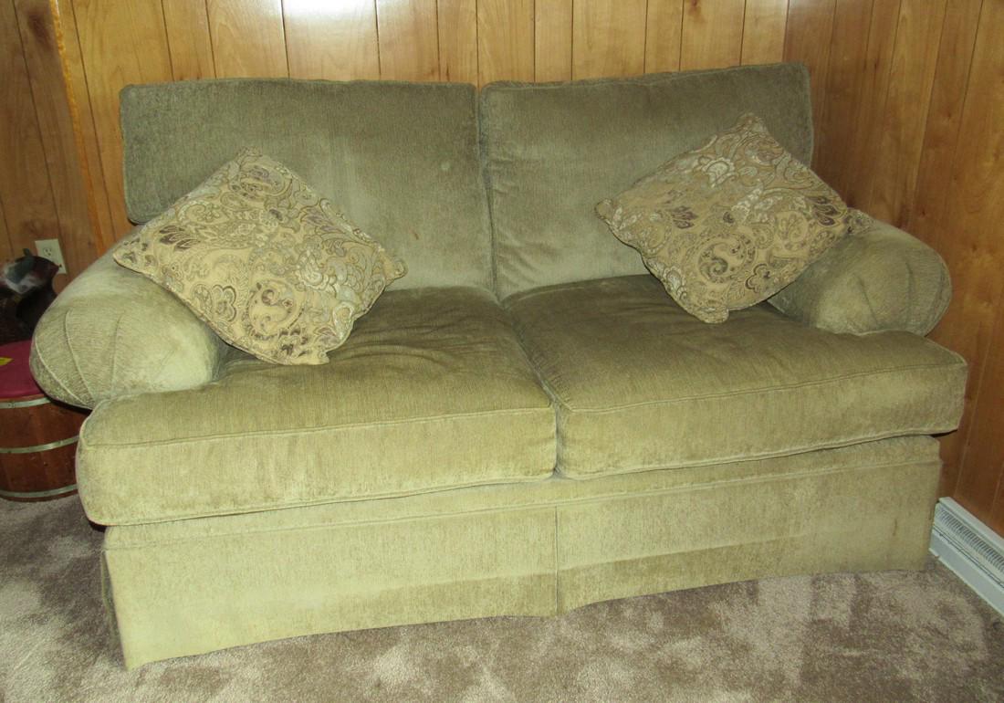 Loveseat: includes pillows