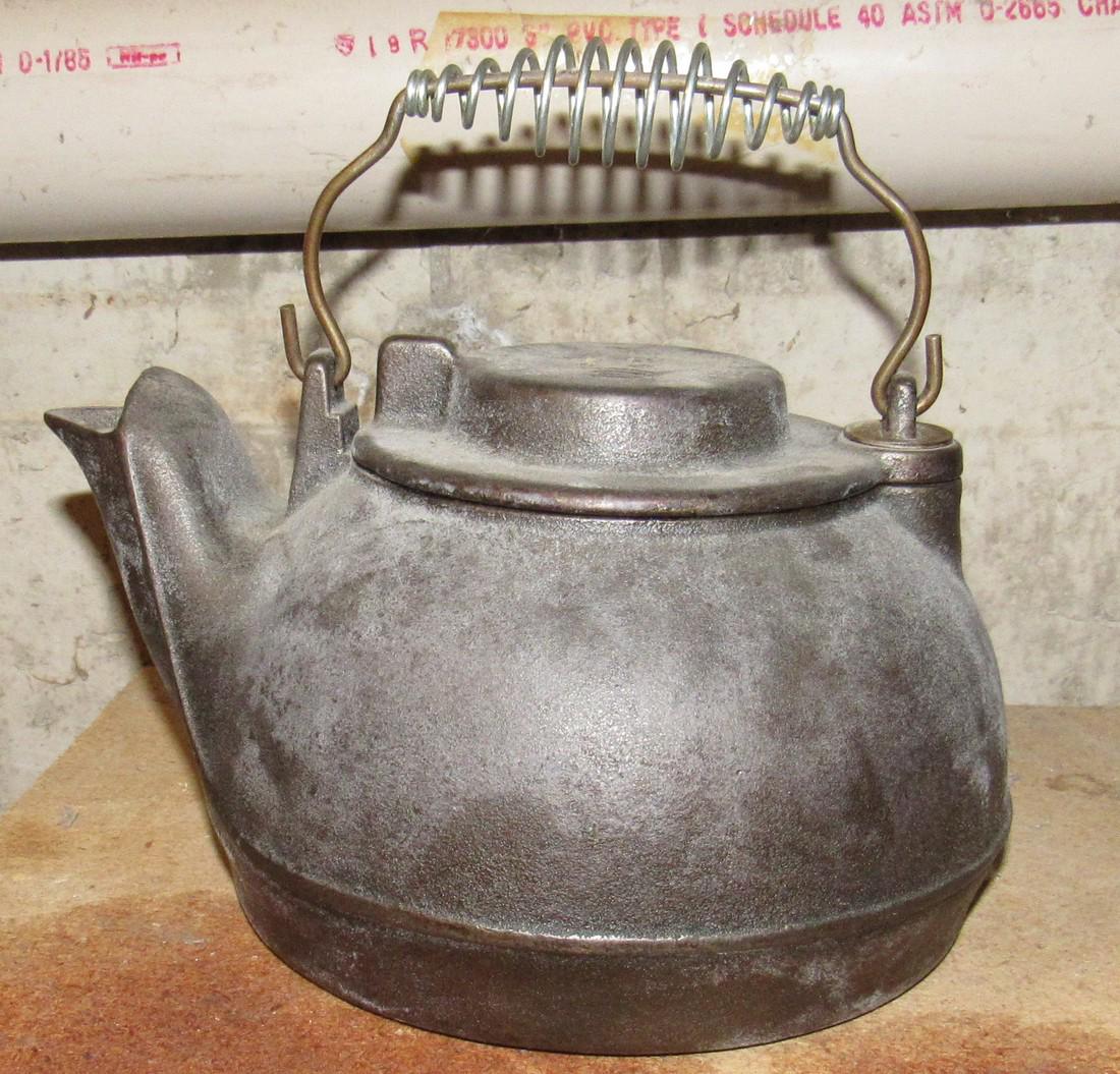 Wagnerware Cast Iron Tea Kettle: Approx 8" in diameter