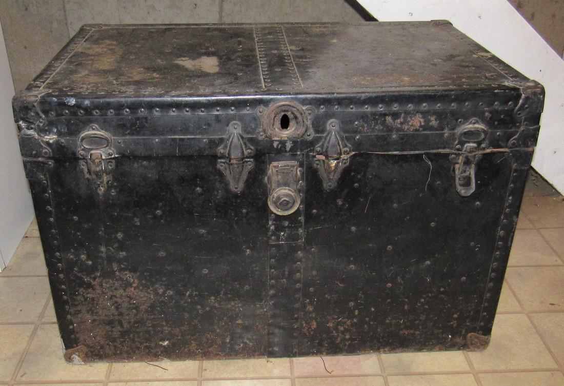 Flat Top Trunk: Apprx 21" x 34" x 22 1/2" tall
