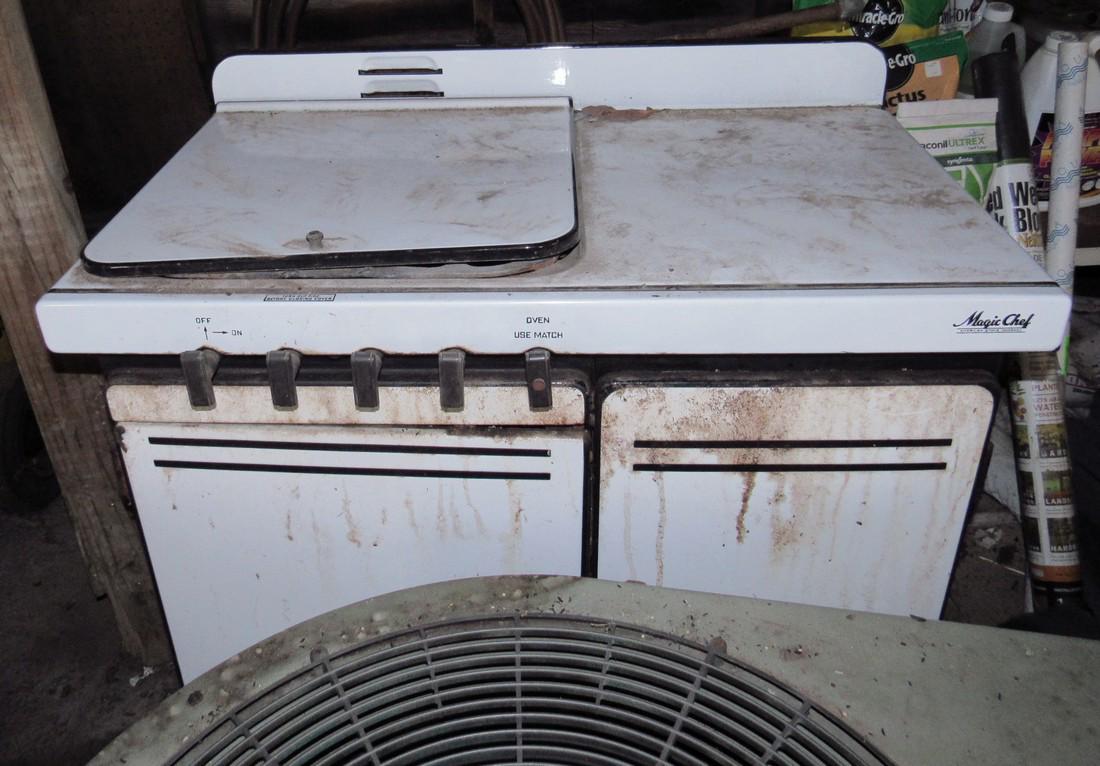 Vintage Magic Chef Stove: Approx 21" x 36" x 39 "tall.